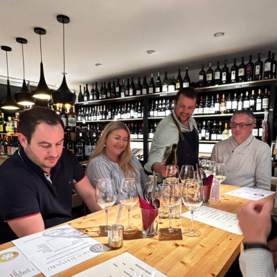 François Boisneau qui accueille ses convives à la cave En Cave Et Débouche à Bayonne - Cave à vin 