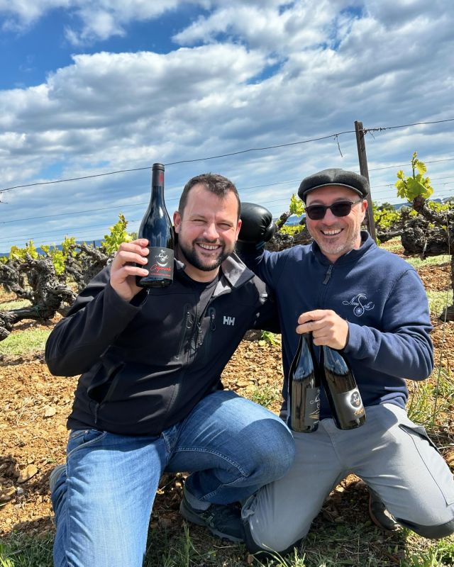 Retour sur l’escapade rhodanienne de la semaine passée 🚗
-
Qu’est-ce que j’aime ces moments là, les kilomètres déroulent au cœur du vignoble, tu enchaînes des villages de dingue #seguret ou encore #chateauneufdupape, des rendez-vous, tu retrouves tes vignerons chez eux, tu goûtes puis regoûtes, tu commandes, puis tu enlèves les vins🍷tu charges 💪et tu reprends la route. 
-
On échange sur l’année passée, celle en cours, du millésime à venir, du travail à la vigne 🌱du climat changeant ☀️, des craintes, des quelques certitudes, bref on partage 🤝
-
C’est toujours trop court mais tellement important ❤️C’est rapide mais rempli de sens.
C’est pour ça que je fais ce job 🥰
-
Si tu as envie à ton tour de goûter un peu à ce voyage,  tu retrouveras les vins en cave, ils sont disponibles et n’attendent que toi 😉
-
À très vite,
François 🫶

#cave #caveavin #vin #vinbio #valledurhone #grenache #syrah #carignan #roussanne #marsanne #baravin #conseils #accordmetsvins #bayonne #bayonnemaville #bayonneshopping #bayonnetourisme @bayonnemaville @bayonneshopping @les_commerces_de_bayonne @guidedupaysbasque